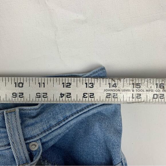 Levi's women's size 29 High waist Mom Jeans light wash denim - Picture 9 of 11